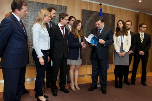 Krista Simberg, Executive Director of the European Youth Parliament (EYP), 2nd from the left, Martin Hoffmann, Chair of the 8th Think Thank of the EYP, 2nd from the right, Jasper Deschamps, 5th from the left, and José Manuel Barroso, 4th from the right, looking at the "Fighting Youth Unemployment", Policy Paper. Probably those youngsters hope to gain a position in the Commission when they graduate. That’s why they appear so friendly with President Barroso, hopping in this way to upgrade their CV. (EC Audiovisual Services, 03/06/2014).