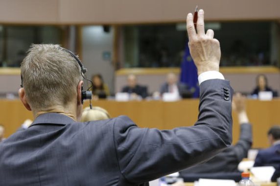 An MEP is voting on TTIP. INTA - Vote on the TTIP recommendations on ongoing negotiations (Transatlantic Trade and Investment Partnership) (EP Audiovisual Services, 28/05/2015)