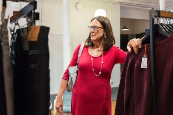 Cecilia goes "shopping" in America. Mrs Cecilia Malmström, Member of the EC in charge of Trade, travelled to New York to visit a few European SMEs, including Solstiss, a high-end lace manufacturer, as well as Nudie Jeans. Photo taken during the recent visit of the Commissioner responsible for Trade to the United States (EC Audiovisual Services, 25/09/2015).